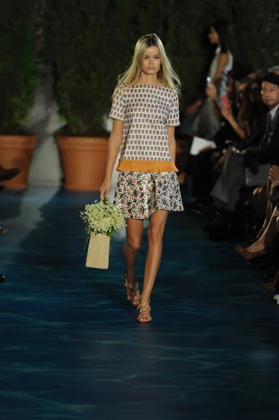 Modelo camina pasarela en Tory Burch desfile de moda — Foto de Stock