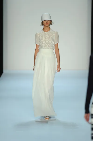 Model pokaz mody badgley mischka — Zdjęcie stockowe