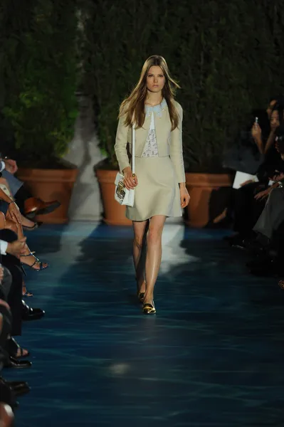 Modelo camina pasarela en Tory Burch desfile de moda — Foto de Stock