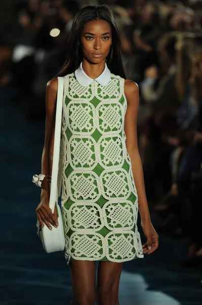 Modelo caminha pista no desfile de moda Tory Burch — Fotografia de Stock