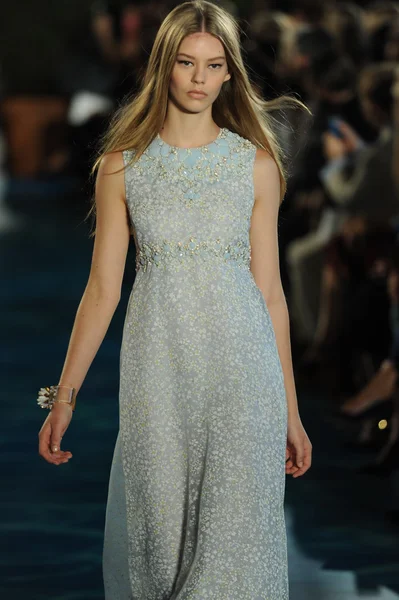 Model walks runway at Tory Burch fashion show — Stock Photo, Image
