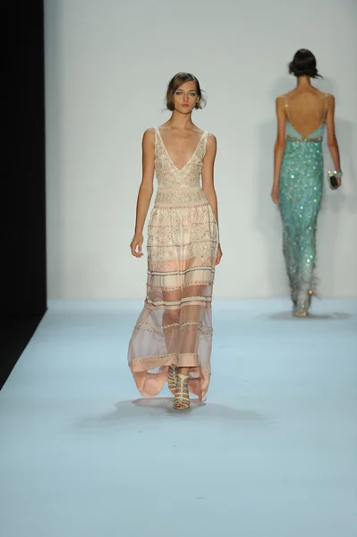 Modèle au défilé Badgley Mischka — Photo