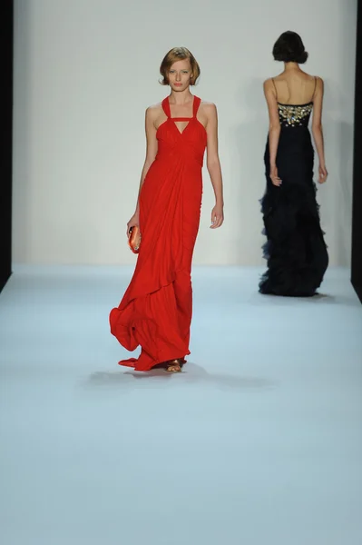 Modèle au défilé Badgley Mischka — Photo