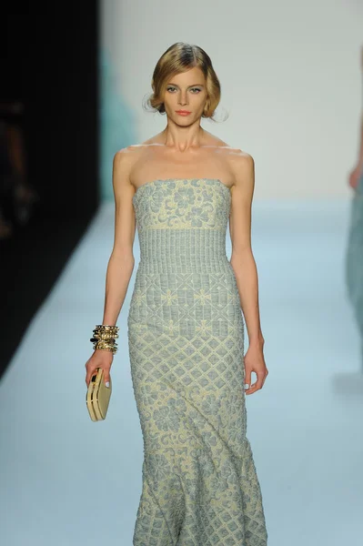 Modelo en Badgley Mischka desfile de moda — Foto de Stock