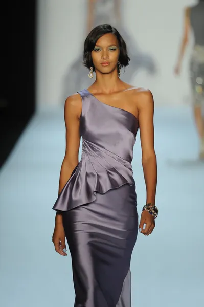 Modèle au défilé Badgley Mischka — Photo