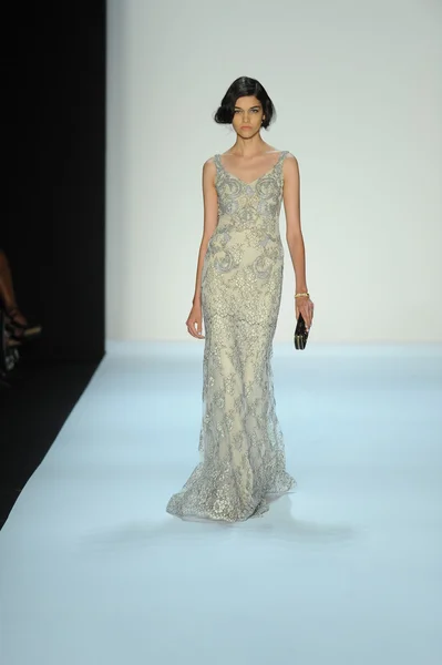 Model at Badgley Mischka fashion show — Stock Photo, Image