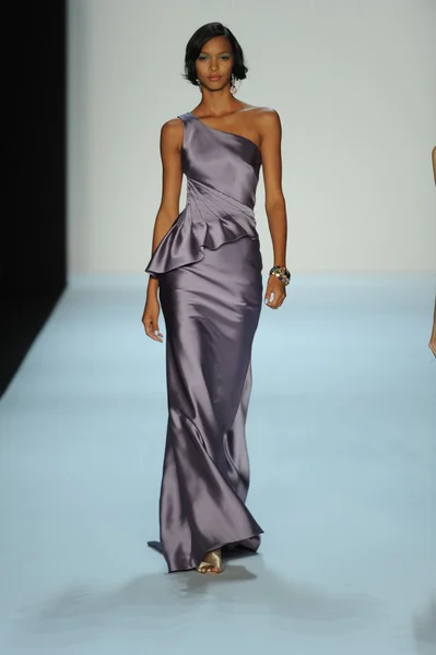 Modèle au défilé Badgley Mischka — Photo