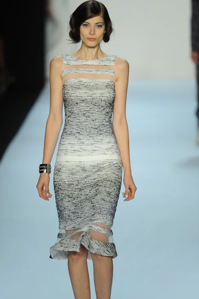 Modelo en Badgley Mischka desfile de moda — Foto de Stock