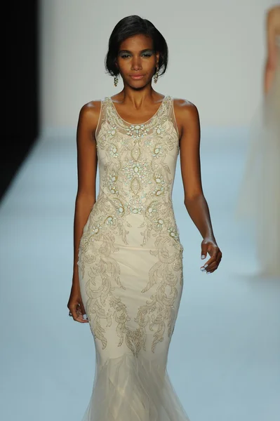 Modelo en Badgley Mischka desfile de moda — Foto de Stock