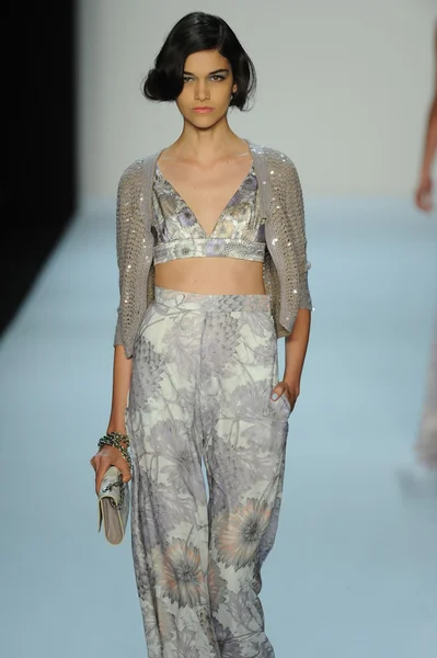 Model pokaz mody badgley mischka — Zdjęcie stockowe