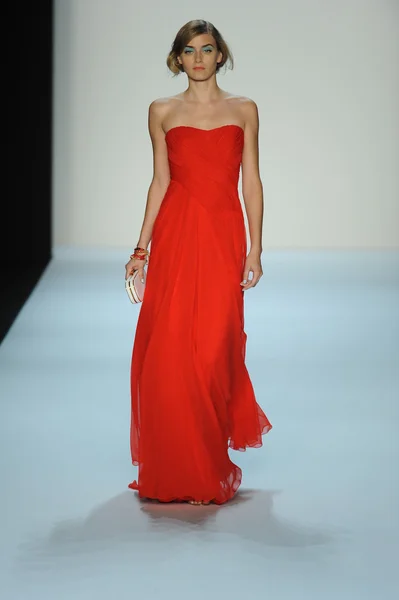 Modelo no desfile de moda Badgley Mischka — Fotografia de Stock