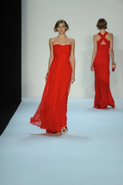 Modèle au défilé Badgley Mischka — Photo