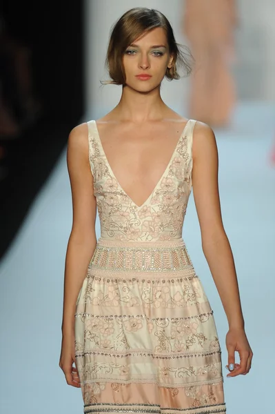 Model pokaz mody badgley mischka — Zdjęcie stockowe