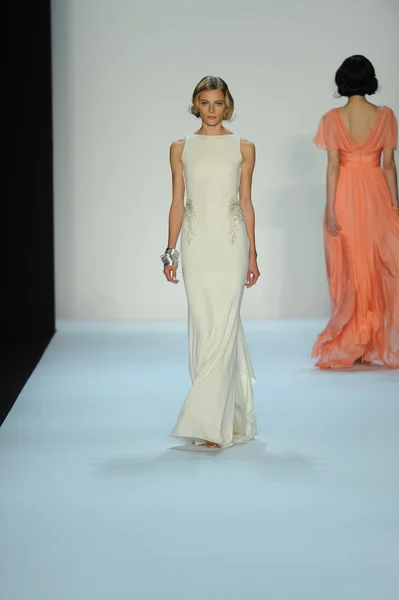 Model pokaz mody badgley mischka — Zdjęcie stockowe