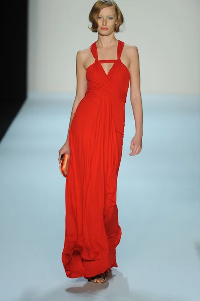 Model pokaz mody badgley mischka — Zdjęcie stockowe