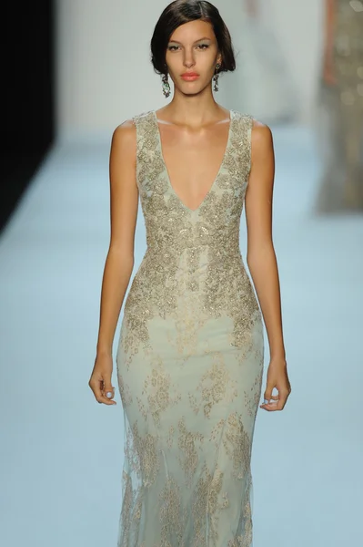 Modella alla sfilata di Badgley Mischka — Foto Stock