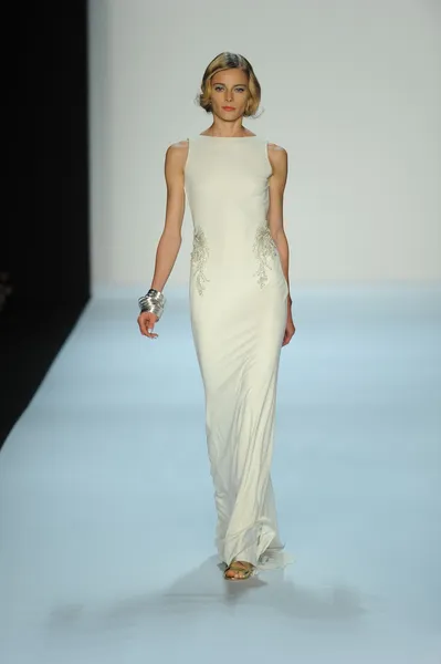 Modèle au défilé Badgley Mischka — Photo