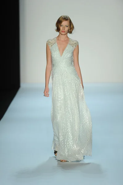 Modelo en Badgley Mischka desfile de moda — Foto de Stock