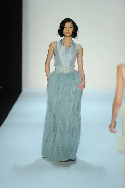 Modèle au défilé Badgley Mischka — Photo