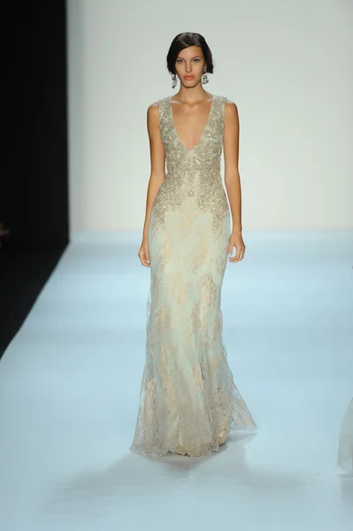 Modelo no desfile de moda Badgley Mischka — Fotografia de Stock