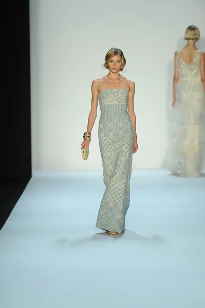 Model pokaz mody badgley mischka — Zdjęcie stockowe