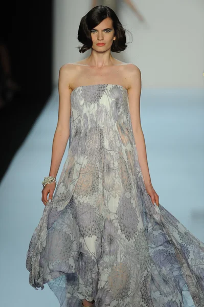 Modèle au défilé Badgley Mischka — Photo