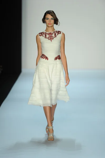 Modèle au défilé Badgley Mischka — Photo