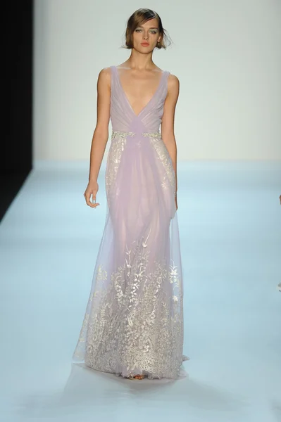 Modelo en Badgley Mischka desfile de moda — Foto de Stock