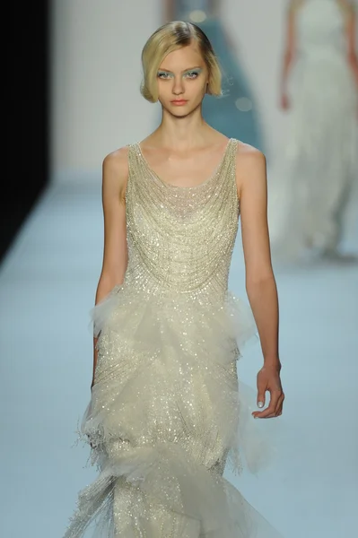 Modella alla sfilata di Badgley Mischka — Foto Stock