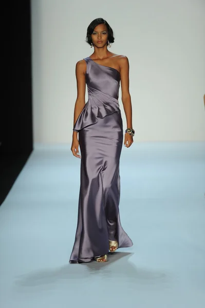 Modelo en Badgley Mischka desfile de moda — Foto de Stock