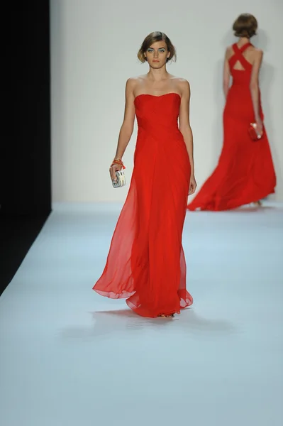 Modèle au défilé Badgley Mischka — Photo