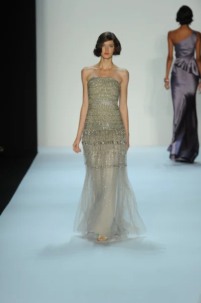 Modelo en Badgley Mischka desfile de moda — Foto de Stock