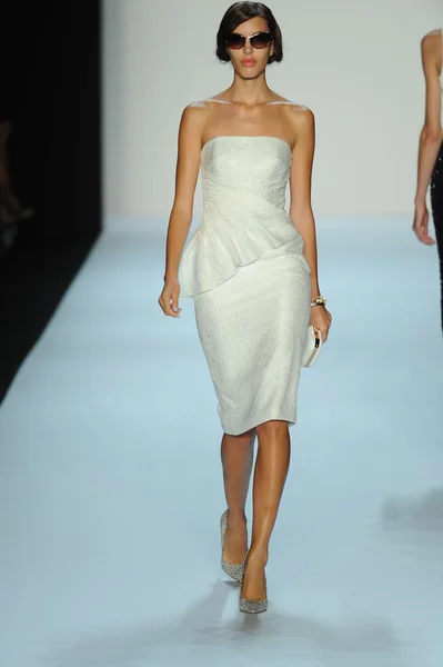 Model pokaz mody badgley mischka — Zdjęcie stockowe