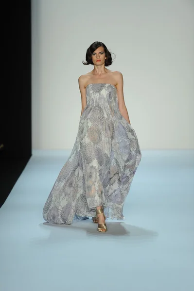 Modelo no desfile de moda Badgley Mischka — Fotografia de Stock