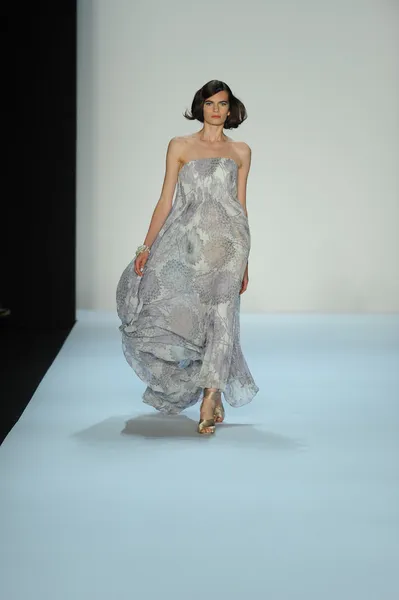 Modèle au défilé Badgley Mischka — Photo