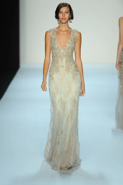 Modelo en Badgley Mischka desfile de moda — Foto de Stock