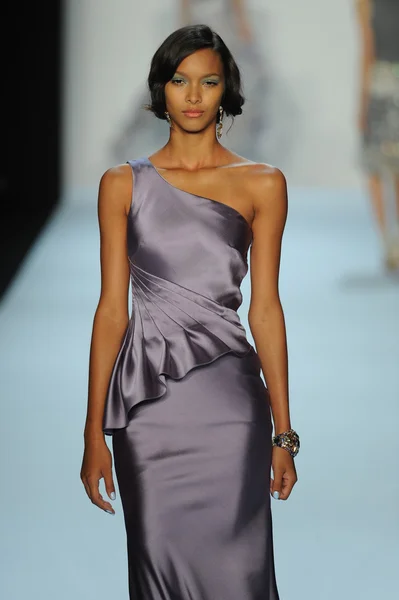 Model op badgley mischka fashion show — Stockfoto