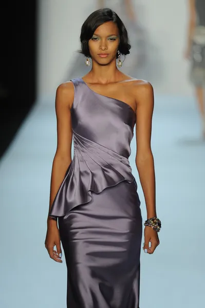 Model pokaz mody badgley mischka — Zdjęcie stockowe