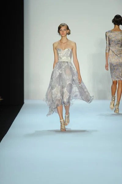 Modelo en Badgley Mischka desfile de moda — Foto de Stock