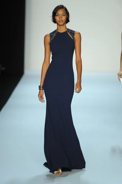 Model op badgley mischka fashion show — Stockfoto