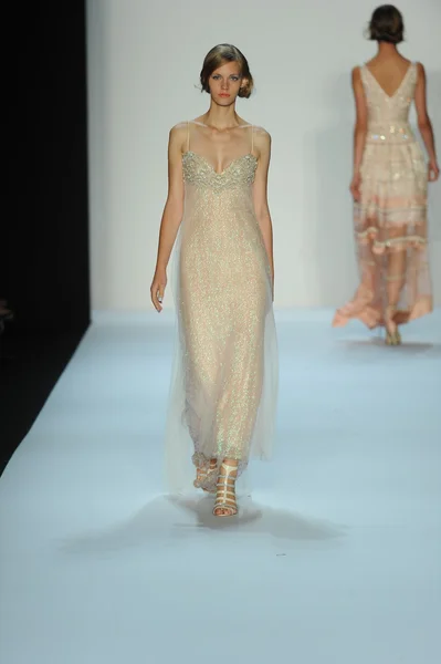 Modèle au défilé Badgley Mischka — Photo