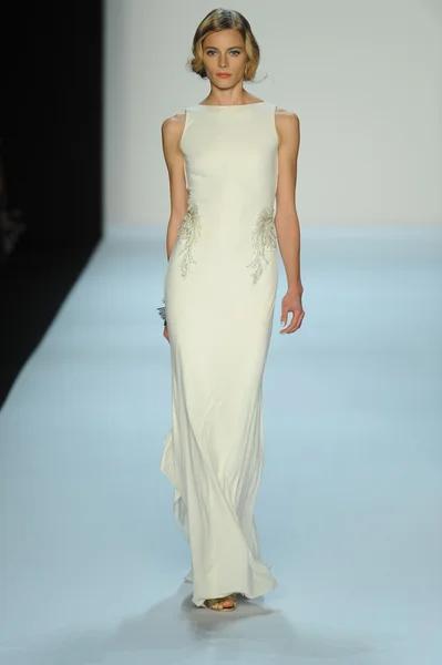 Modelo en Badgley Mischka desfile de moda — Foto de Stock