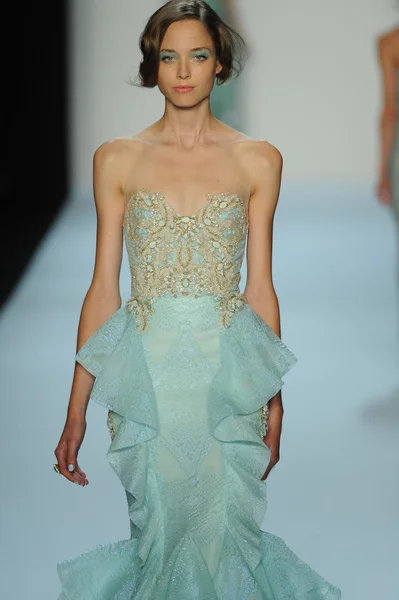 Modelo no desfile de moda Badgley Mischka — Fotografia de Stock