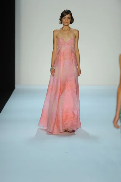 Model pokaz mody badgley mischka — Zdjęcie stockowe