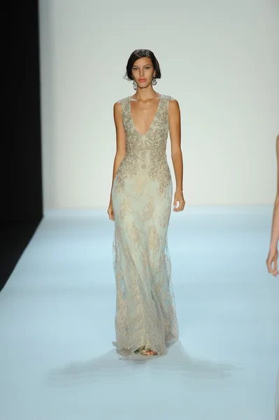 Modelo no desfile de moda Badgley Mischka — Fotografia de Stock