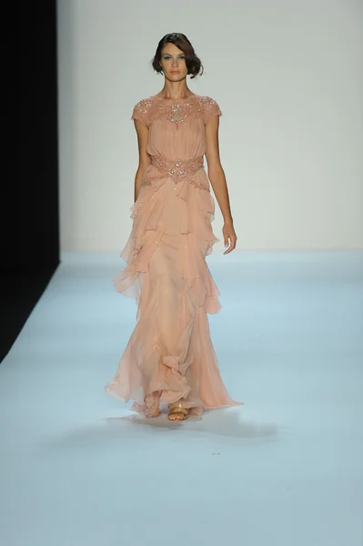 Model pokaz mody badgley mischka — Zdjęcie stockowe