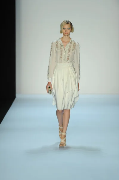 Modèle au défilé Badgley Mischka — Photo