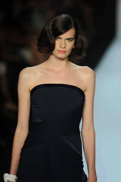 Model at Badgley Mischka fashion show — Stock Photo, Image
