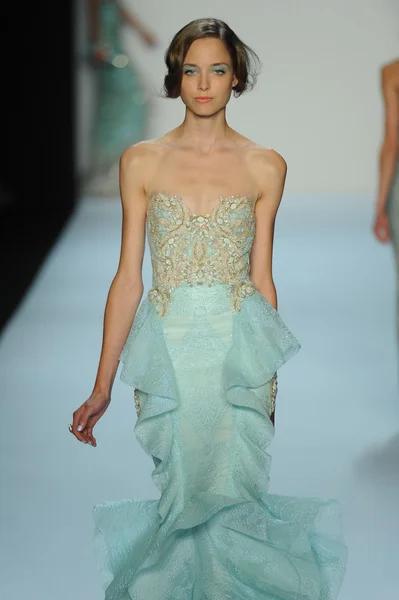 Model pokaz mody badgley mischka — Zdjęcie stockowe