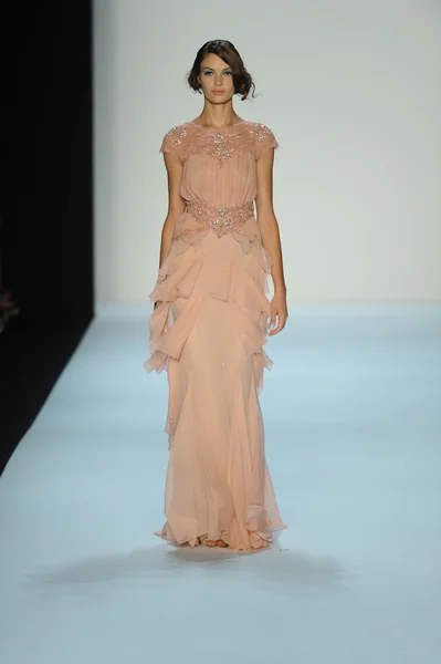 Model pokaz mody badgley mischka — Zdjęcie stockowe